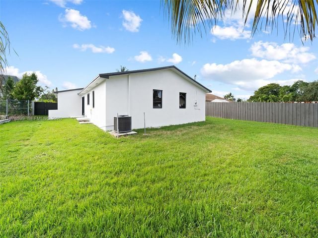 212 SW 7th St, Hallandale Beach, FL 33009