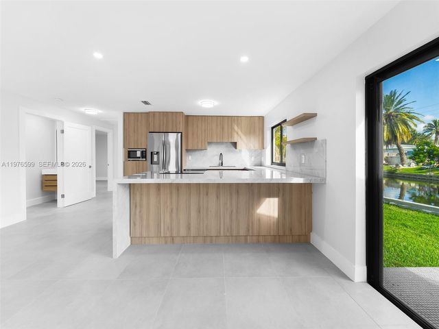 212 SW 7th St, Hallandale Beach, FL 33009