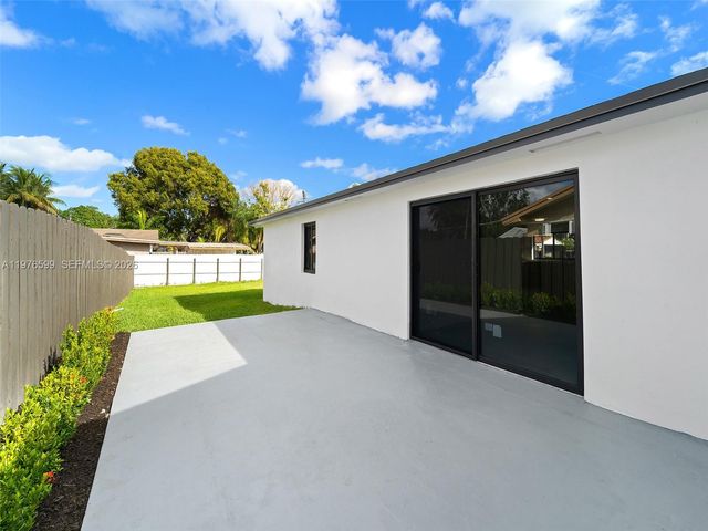 212 SW 7th St, Hallandale Beach, FL 33009