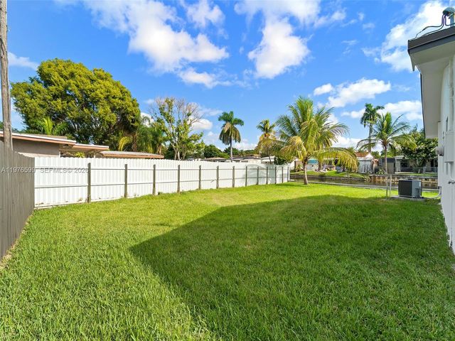 212 SW 7th St, Hallandale Beach, FL 33009