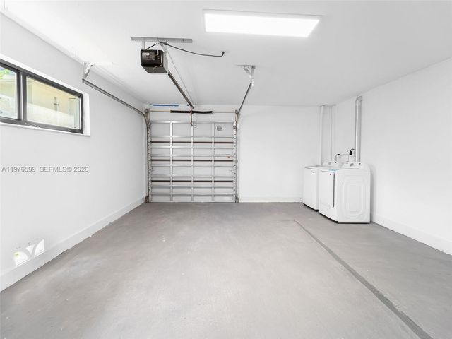 212 SW 7th St, Hallandale Beach, FL 33009