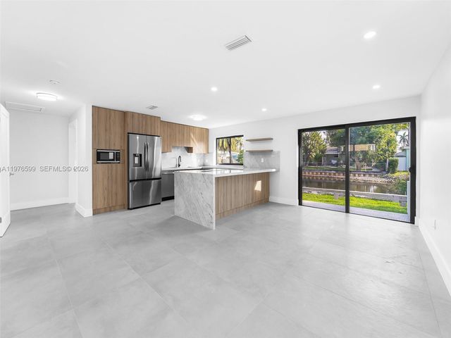 212 SW 7th St, Hallandale Beach, FL 33009