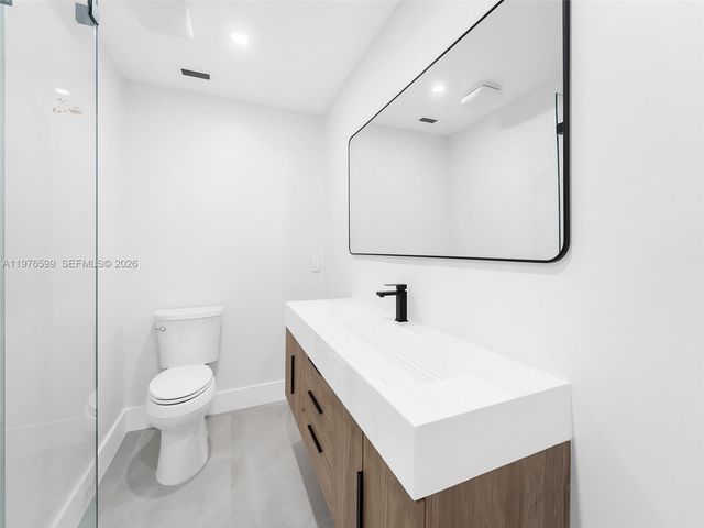 212 SW 7th St, Hallandale Beach, FL 33009