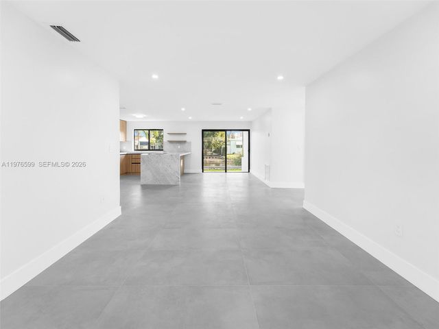 212 SW 7th St, Hallandale Beach, FL 33009