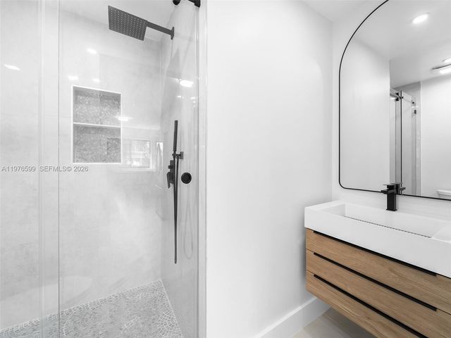 212 SW 7th St, Hallandale Beach, FL 33009