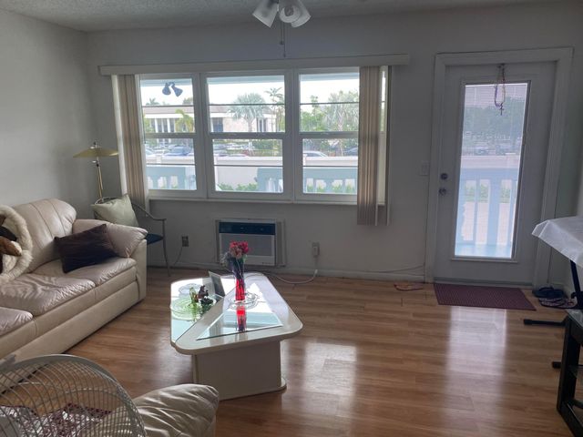 12 Westbury Circle, Deerfield Beach, FL 33442