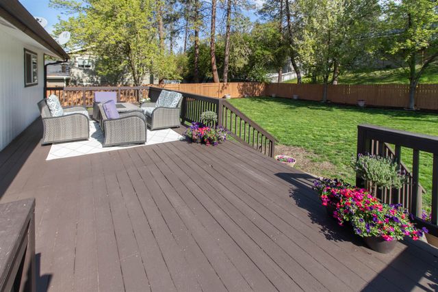 115 E Franklin Dr, Nine Mile Falls, WA 99026
