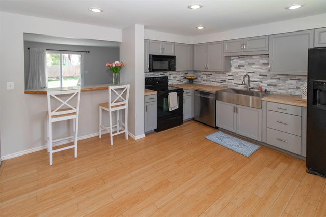 115 E Franklin Dr, Nine Mile Falls, WA 99026