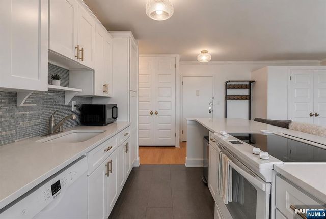 100 Manhattan Avenue 708, Jersey City, NJ 07087
