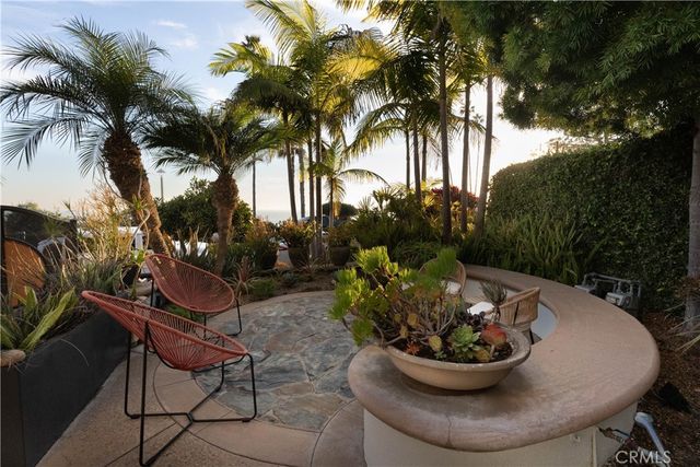558 Cliff Drive, Laguna Beach, CA 92651