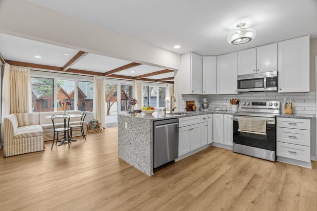 8508 Waters Edge Drive, Chanhassen, MN 55317