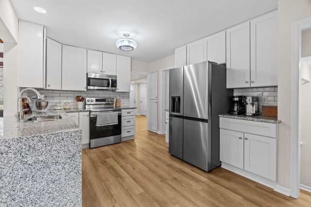 8508 Waters Edge Drive, Chanhassen, MN 55317