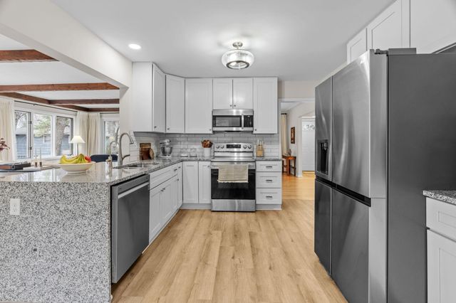 8508 Waters Edge Drive, Chanhassen, MN 55317