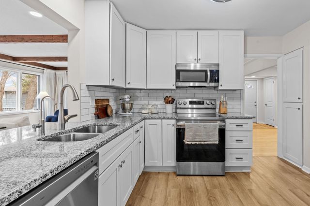 8508 Waters Edge Drive, Chanhassen, MN 55317