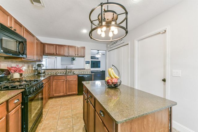 4010 Spring Branch Drive W, Pearland, TX 77584