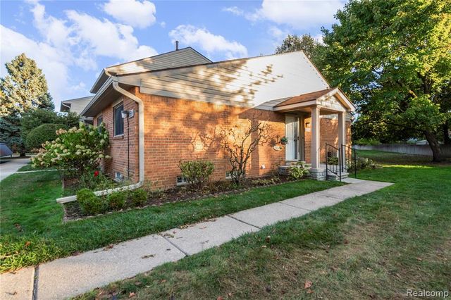 3711 Old Creek Road, Troy, MI 48084