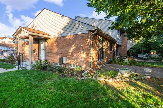 3711 Old Creek Road, Troy, MI 48084