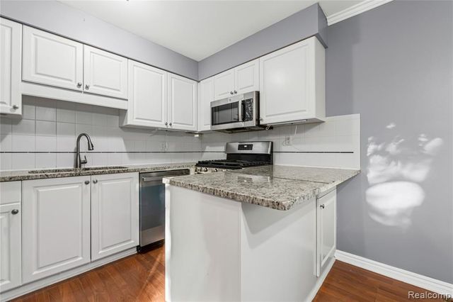 3711 Old Creek Road, Troy, MI 48084