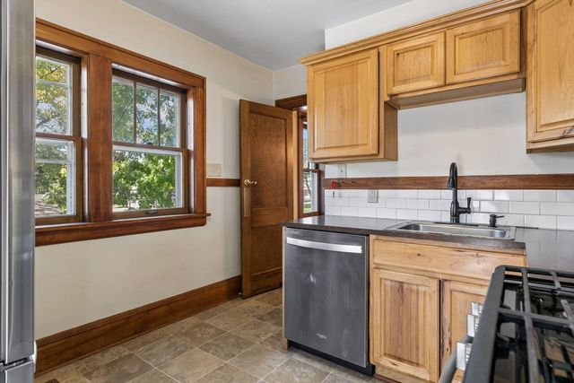 1960 Ivy Avenue E, Saint Paul, MN 55119