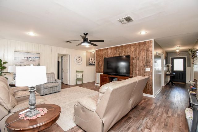 4427 County Road 382, Louise, TX 77455