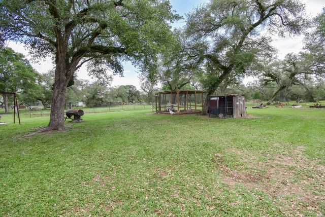 4427 County Road 382, Louise, TX 77455