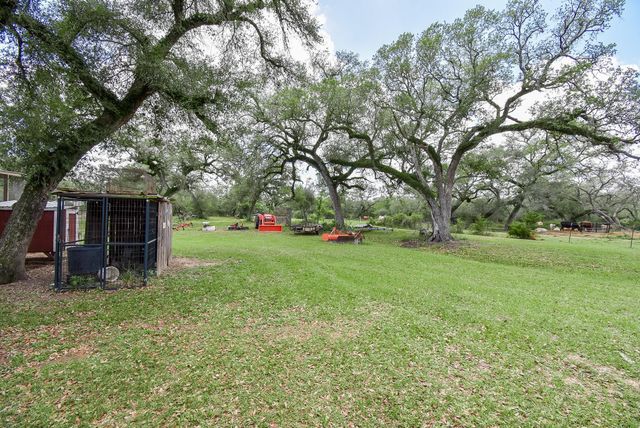 4427 County Road 382, Louise, TX 77455