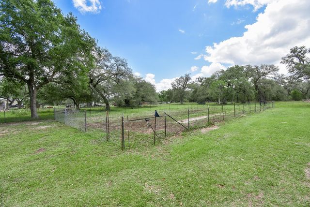 4427 County Road 382, Louise, TX 77455