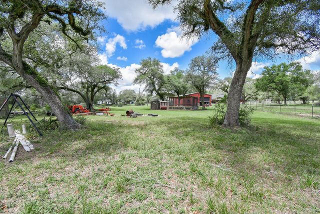 4427 County Road 382, Louise, TX 77455