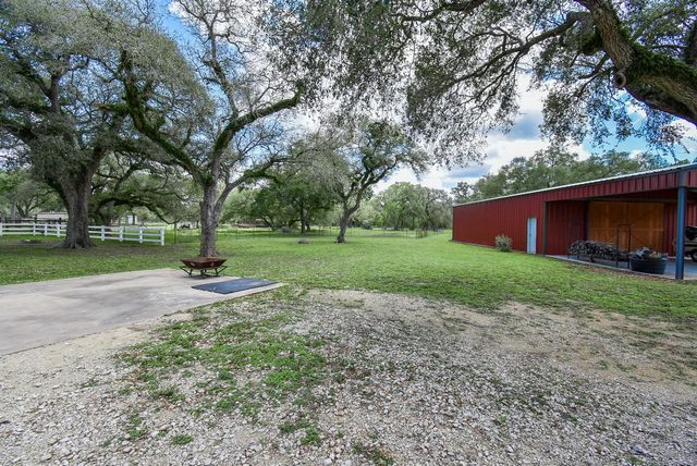 4427 County Road 382, Louise, TX 77455