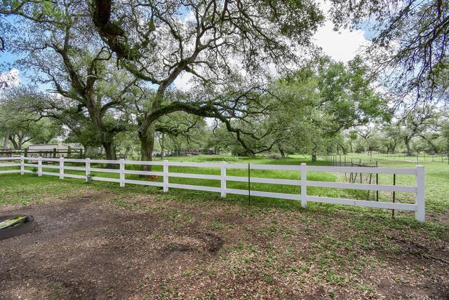 4427 County Road 382, Louise, TX 77455