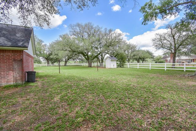 4427 County Road 382, Louise, TX 77455