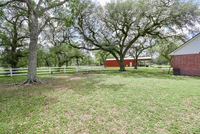 4427 County Road 382, Louise, TX 77455