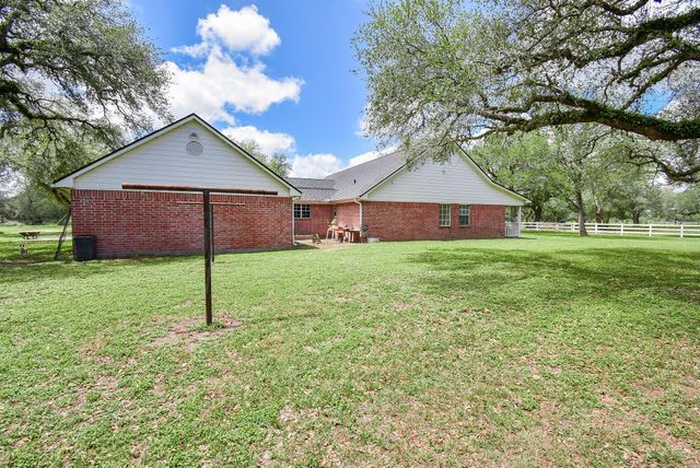 4427 County Road 382, Louise, TX 77455