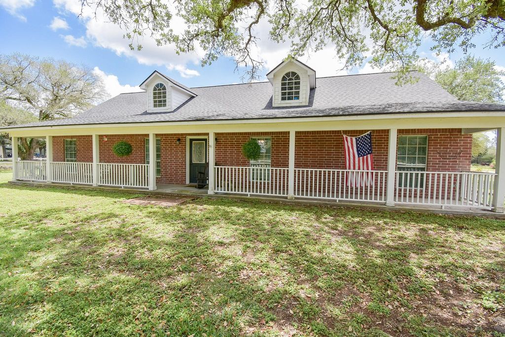 4427 County Road 382, Louise, TX 77455