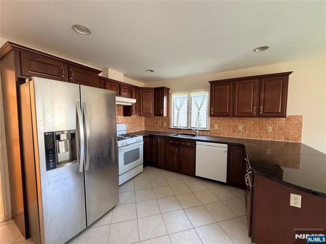 843 Pleasantview Terrace 2, Ridgefield, NJ 07657