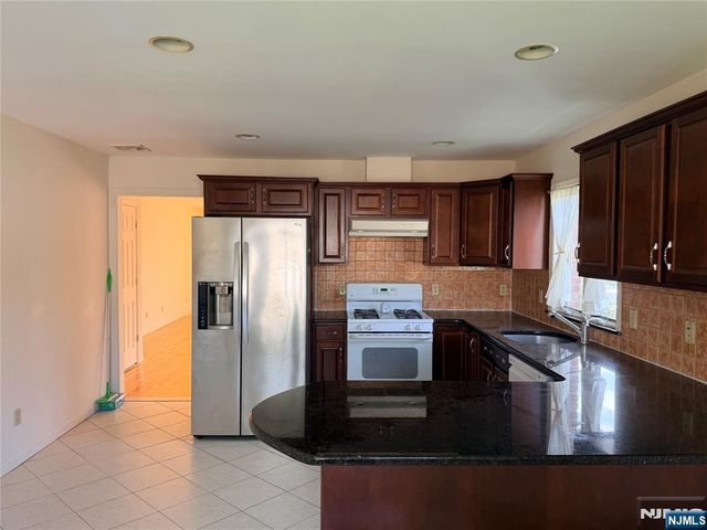 843 Pleasantview Terrace 2, Ridgefield, NJ 07657
