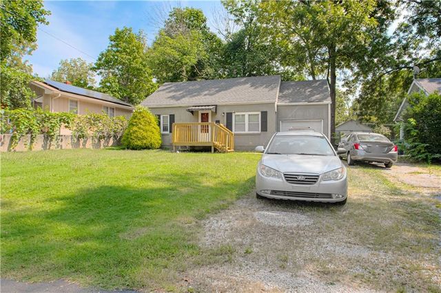 1927 S Ash Avenue, Independence, MO 64052