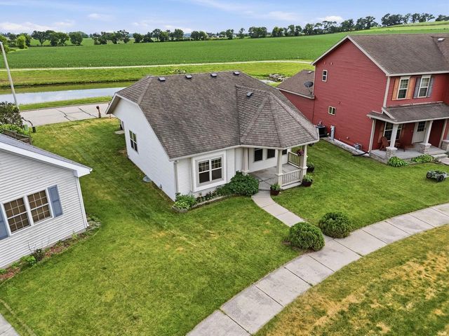 137 Covington Cove Circle, Deerfield, WI 53531