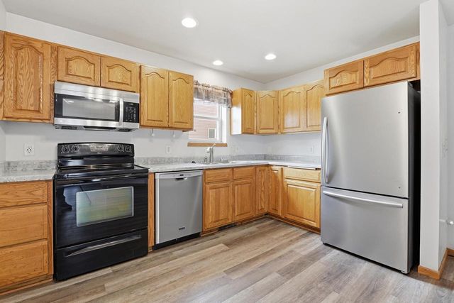 137 Covington Cove Circle, Deerfield, WI 53531