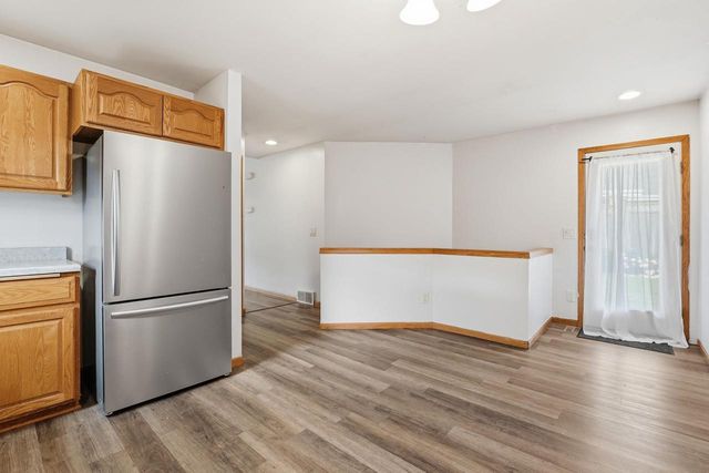 137 Covington Cove Circle, Deerfield, WI 53531