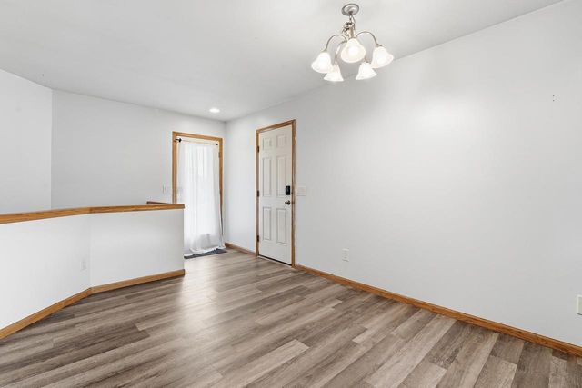 137 Covington Cove Circle, Deerfield, WI 53531
