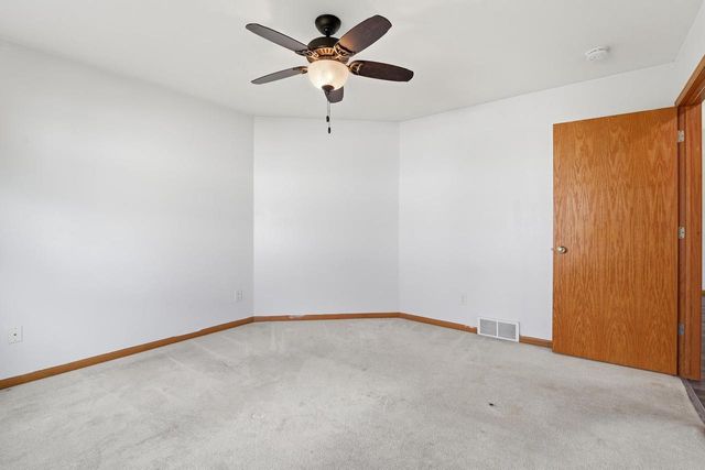 137 Covington Cove Circle, Deerfield, WI 53531