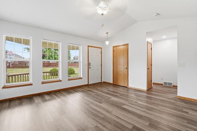 137 Covington Cove Circle, Deerfield, WI 53531