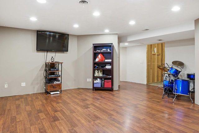 137 Covington Cove Circle, Deerfield, WI 53531