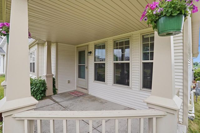 137 Covington Cove Circle, Deerfield, WI 53531