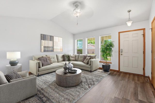 137 Covington Cove Circle, Deerfield, WI 53531
