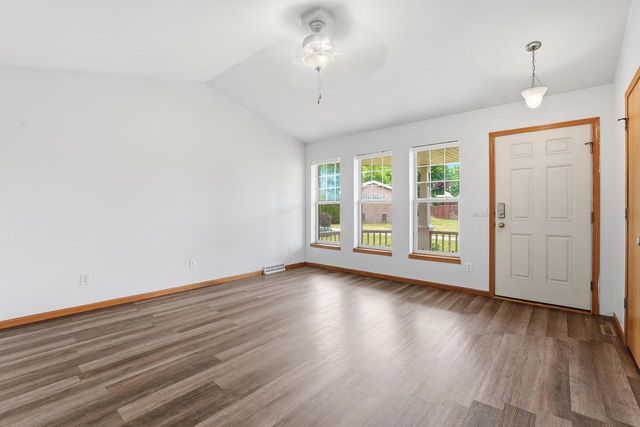 137 Covington Cove Circle, Deerfield, WI 53531