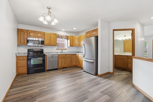 137 Covington Cove Circle, Deerfield, WI 53531