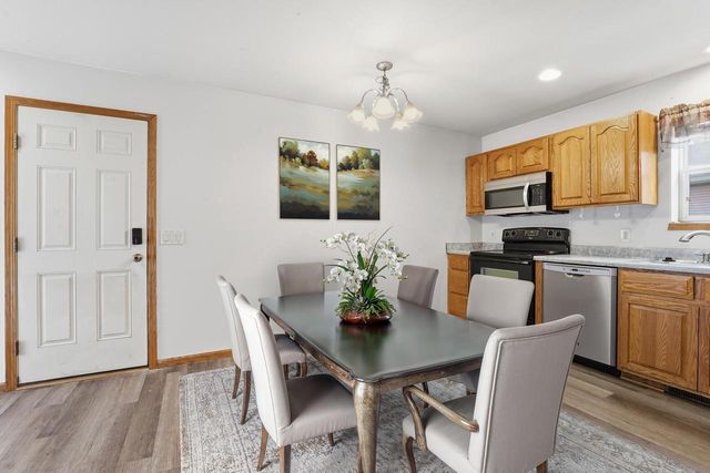 137 Covington Cove Circle, Deerfield, WI 53531