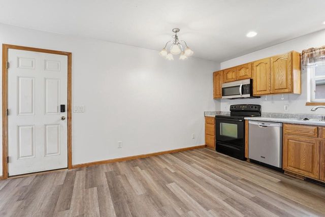 137 Covington Cove Circle, Deerfield, WI 53531